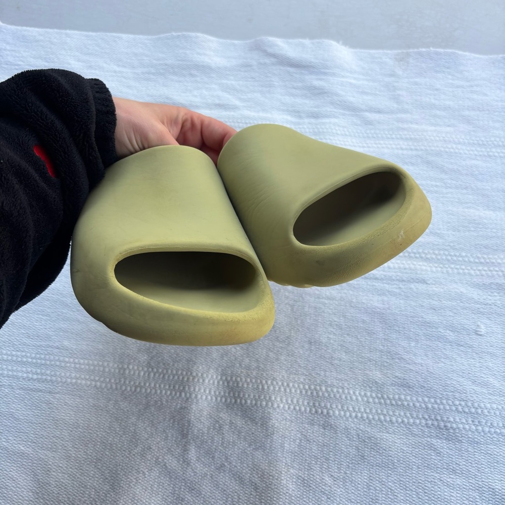 Adidas Yeezy Slides in the "Resin" colorway size mens us 11 - Picture 11 of 12